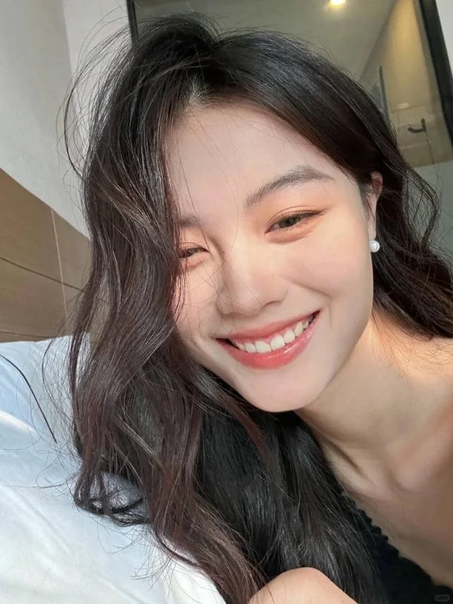 cropped hinh gai xinh co rang khenh